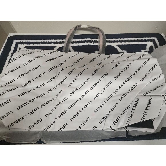Victoria Secret bag LARGE white with Zipper NEW - Picture 4 of 6